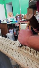 Il Maestro restauratore Giuseppe Marzano restaura il sarcofago del Cristo Sepolto di Cerignola