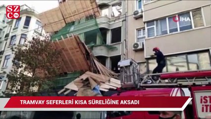 Bir binanın yıkım çalışmaları için kurulan tahta iskelede çökme meydana geldi