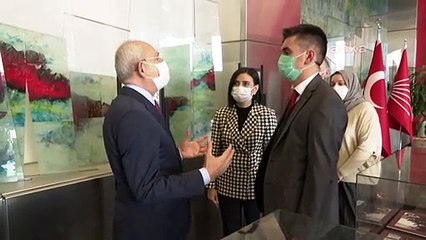 CHP lideri Kemal Kılıçdaroğlu, otizmli Bedirhan Nazif Arı'nın fotoğraf sergisini gezdi