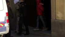 Rafael Amargo, oculto bajo una capucha, sale de comisaría y llega a los Juzgados
