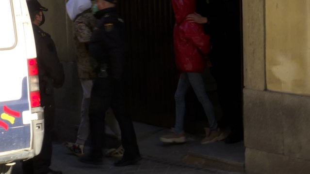 Rafael Amargo, oculto bajo una capucha, sale de comisaría y llega a los Juzgados