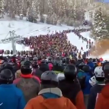 Station de ski : légère attente à la remontée mécanique dans le froid glacial