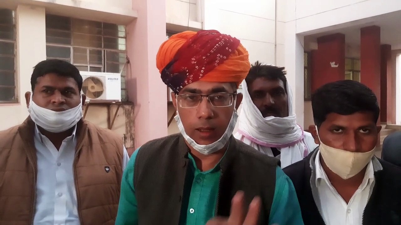 पानी गया रसातल में, फसल करने और प्यास बुझाने के...