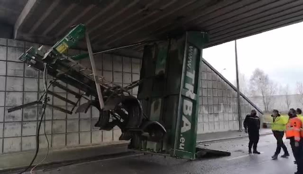 Un camion a perdu sa benne dans le pont-tunnel de l'Avenue Mozart