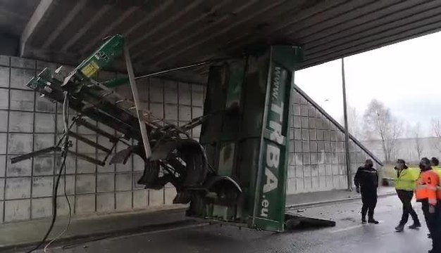 Un camion a perdu sa benne dans le pont-tunnel de l'Avenue Mozart