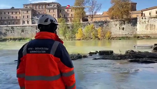 Roma - Rimosso un relitto dal fiume Tevere (03.12.20)