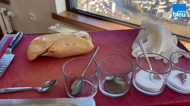 La préparation du foie gras par Laurent Gras, chef du Restaurant Chez le Pèr Gras à Grenoble.