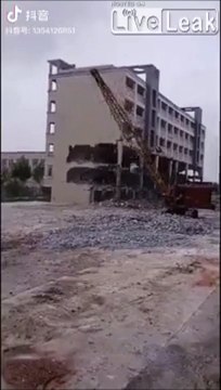 Démolir un bâtiment en 1 coup... La classe