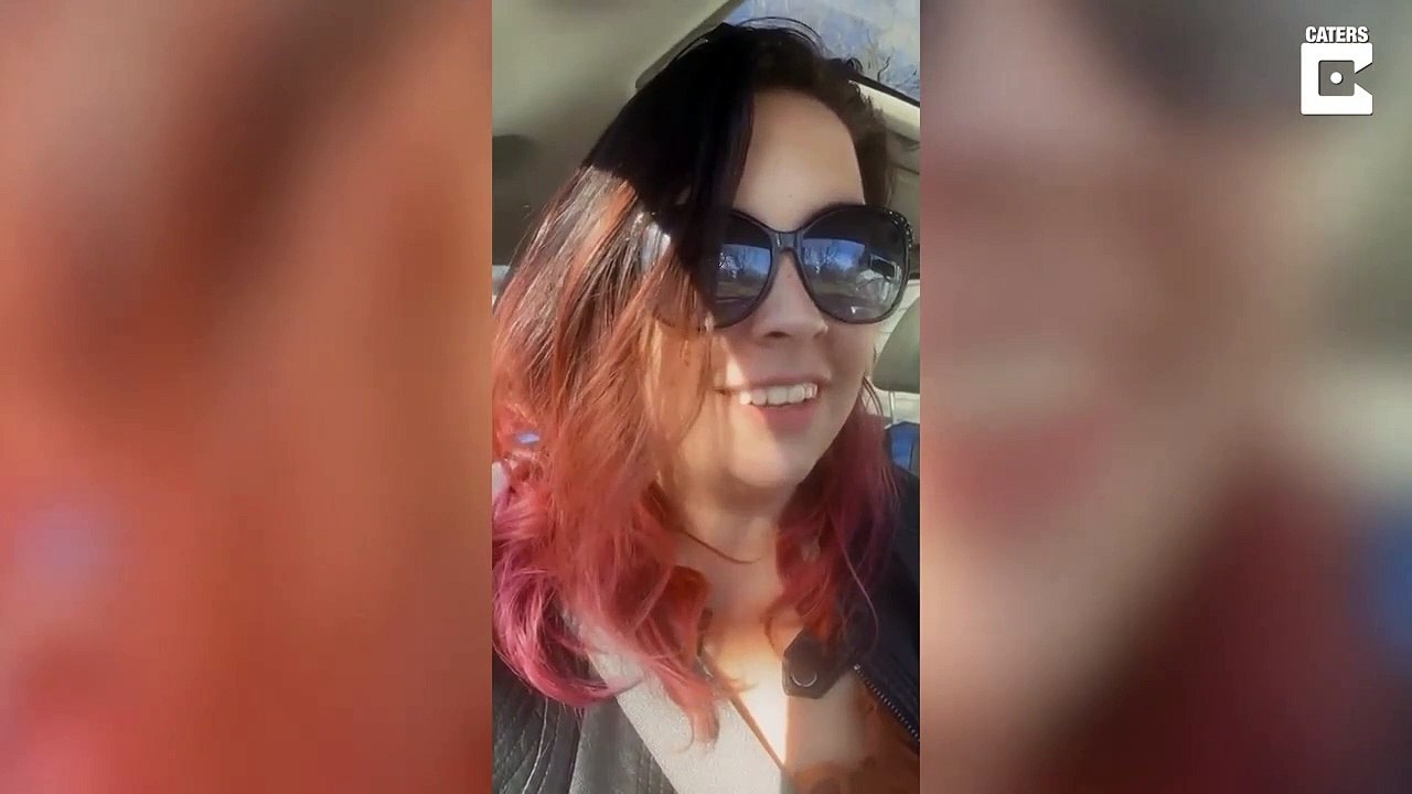 Elle crame le plafond de sa voiture avec son briquet géant... oups