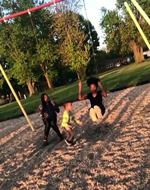 Ce moment incroyable sur une balançoire est digne des plus grands films d'action