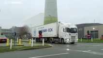 شاهد: مصنع فايزر في بلجيكا يبدأ تحميل جرعات لقاح كورونا لنقله إلى بريطانيا
