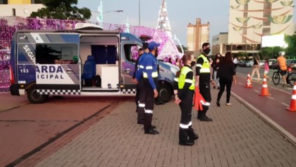 Transitar presta orientações a pedestres e ciclistas no Centro de Cascavel