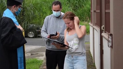 Joven llevó título universitario hasta las casas de familiares