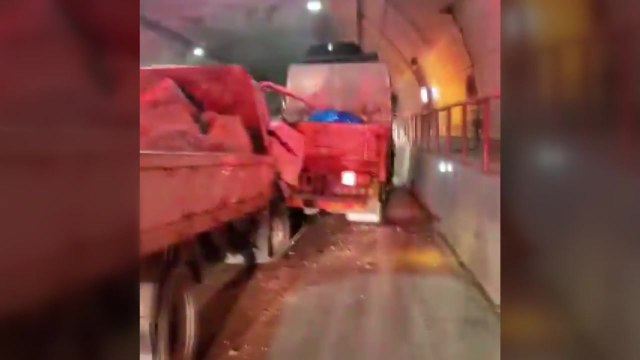 인천 북항터널에서 화물차 3대 추돌...1명 다쳐 / YTN