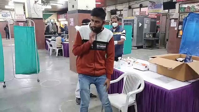 Ajmer: ट्रेन में लंबे सफर के बाद घर जाने से पहले स्टेशन पर घंटों इंतजार
