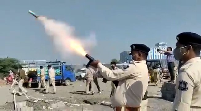 गुजरात: पानी की किल्लत पर आमजन ने किया हाईवे जाम, पुलिस ने दागे आंसू गैस के गोले- VIDEO