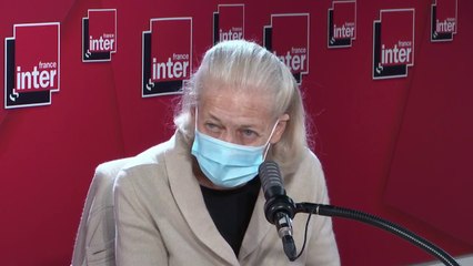 Elisabeth Badinter : "Ce que Valéry Giscard d'Estaing a fait pour les femmes est considérable. Non seulement il a été le premier à nommer cinq femmes ministres (...), mais il a aussi permis à Simone Veil de soutenir la loi sur l'avortement."