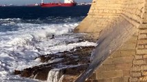 Martigues. Les vagues se déchaînent au Fort de Bouc