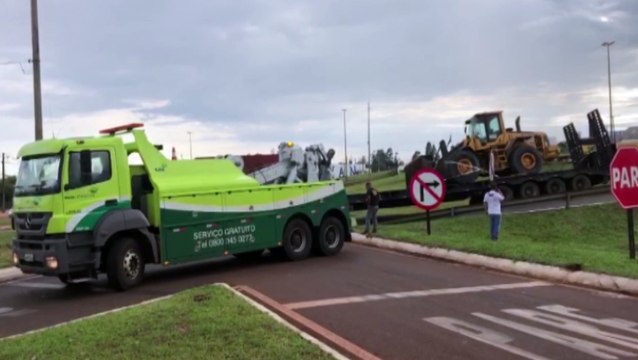 Caminhão com problemas deixa trânsito no Trevo Guarujá parcialmente interditado