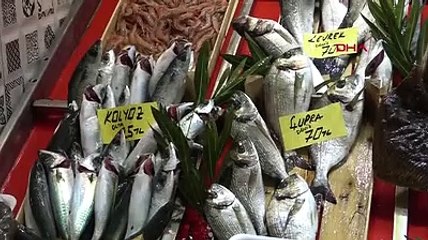 Çanakkale'de sokağa çıkma kısıtlaması öncesi vatandaşlar balıkhaneye akın etti