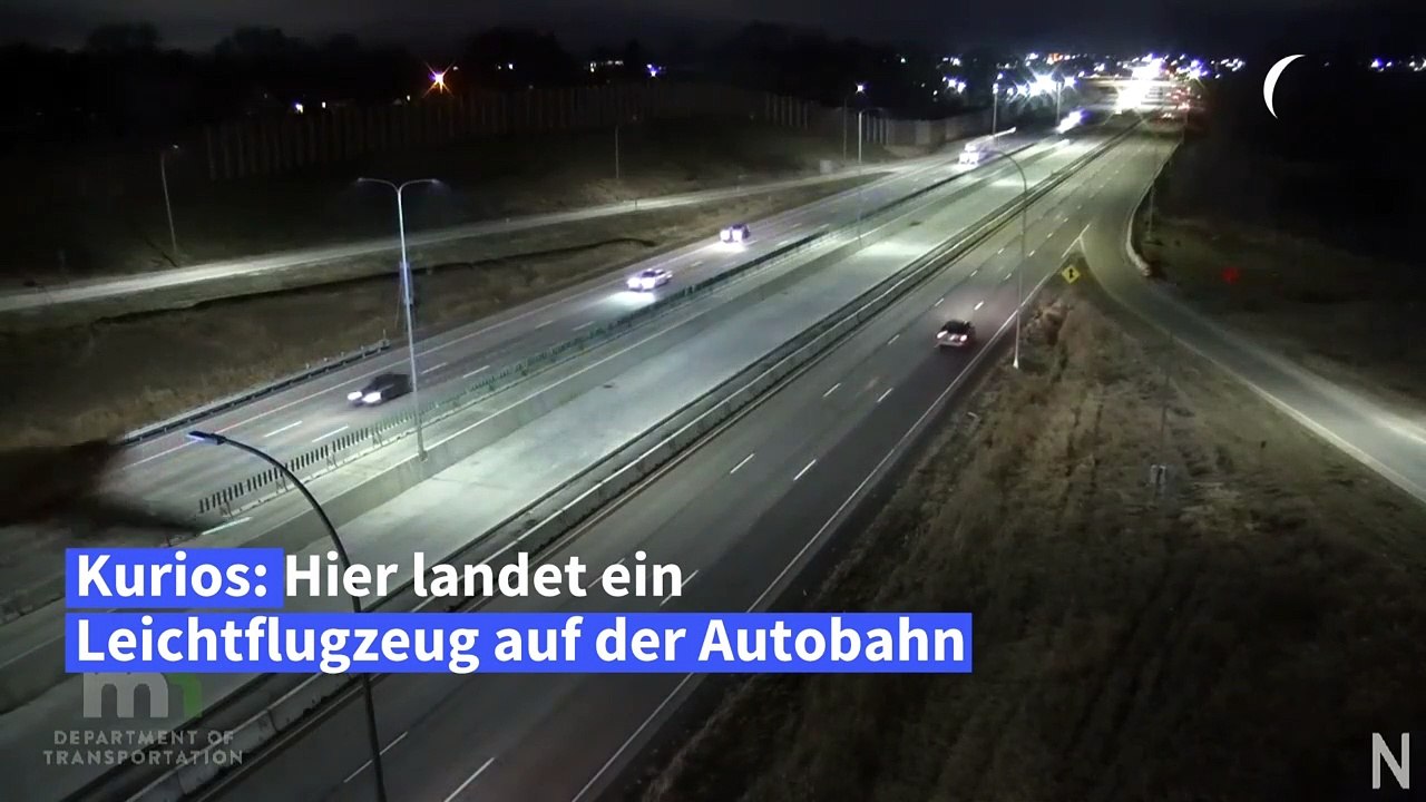 Flugzeug landet auf Autobahn