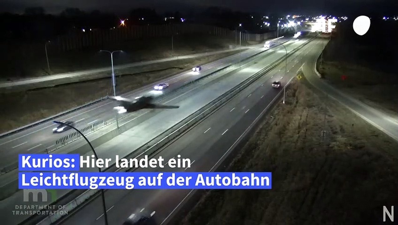 Flugzeug landet auf Autobahn