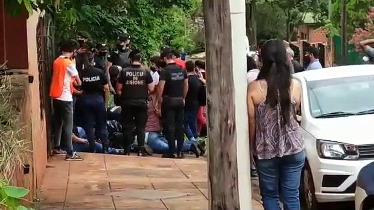 Momento en que la policía saca de los brazos de la madre a un niña de 4 años