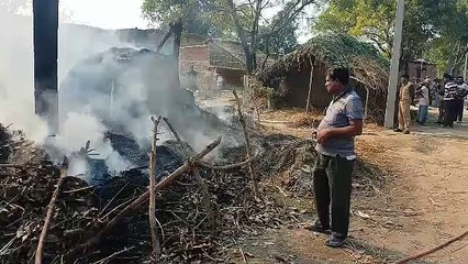 अज्ञात कारणों से घर मे लगी आग, नगदी सहित सामान जलकर खाक