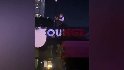 "Burada 70 personel var, çalışmaya mecburlar" diyen esnaf, dükkanın tabelasını parçaladı: Bir genelgede SGK primleri için çıkartın!