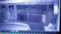 Vídeo mostra homem pulando portão e invadindo residência no Bairro Brasmadeira