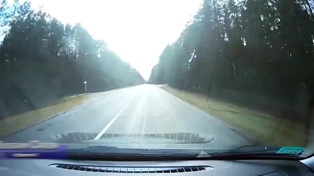 Une voiture se prend un câble tendu entre un bulldozer et un camion qui se fait tracter