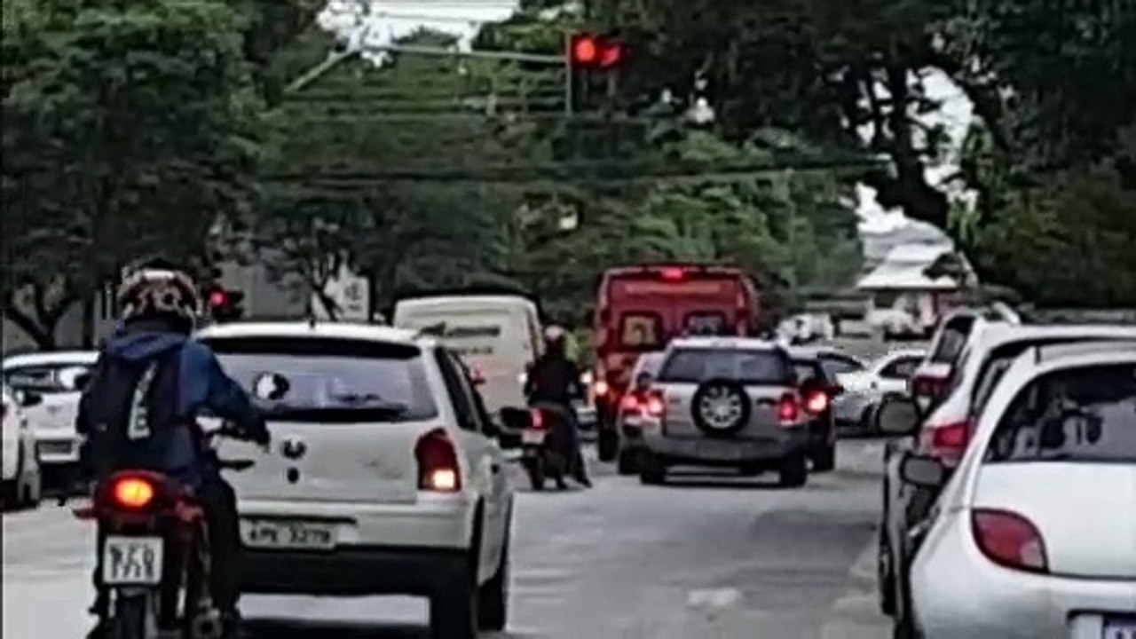 Motociclista fica ferido ao sofrer queda na Rua Rio Grande do Sul, no Centro