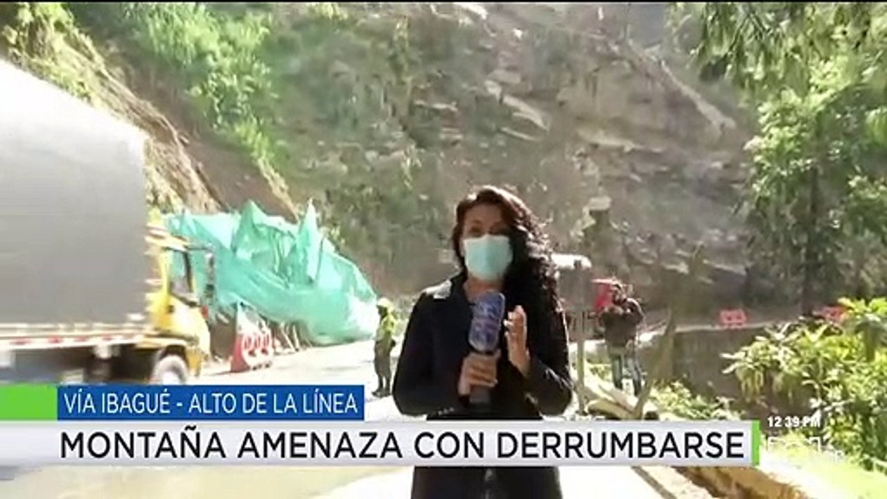 Montaña amenaza con derrumbarse por fuertes lluvias en el Alto de La Línea