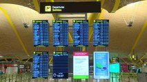 Afluencia de viajeros en el aeropuerto de Madrid de cara al puente de la Constitución