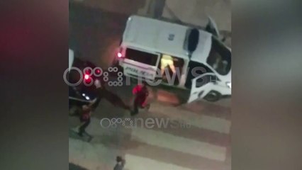 Ora News - Video skandaloze: Policët në Pogradec godasin me shpulla dhe grushte të rinjtë e ndaluar