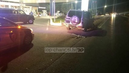Lezhë/ Makina përplaset me barrierën mbrojtëse, shpëton për mrekulli shoferi