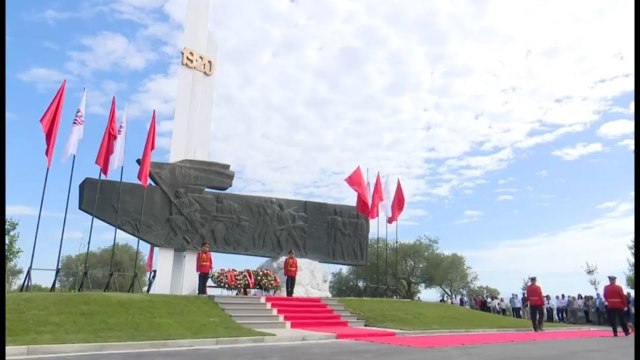 Report TV -Kurora me lule në memorialin e 'Luftës së Vlorës 1920', të pranishëm Rama, Meta dhe Ruçi