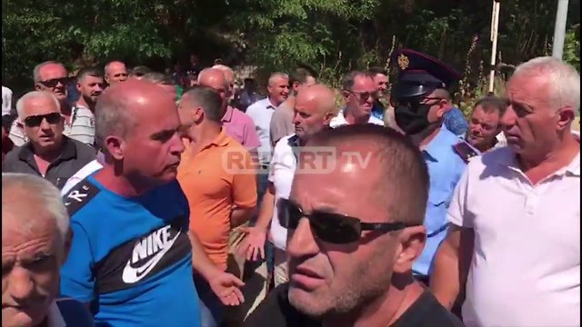 Report TV -Tension në protestën e naftëtarëve në Ballsh, përplasje me policinë: Duam lekët tona!