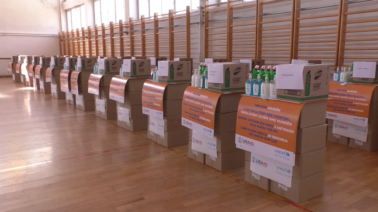 UNICEF dhe USAID ndihmojnë shkollat e Gjakovës me pajisje mbrojtëse kundër Covid-19-Lajme