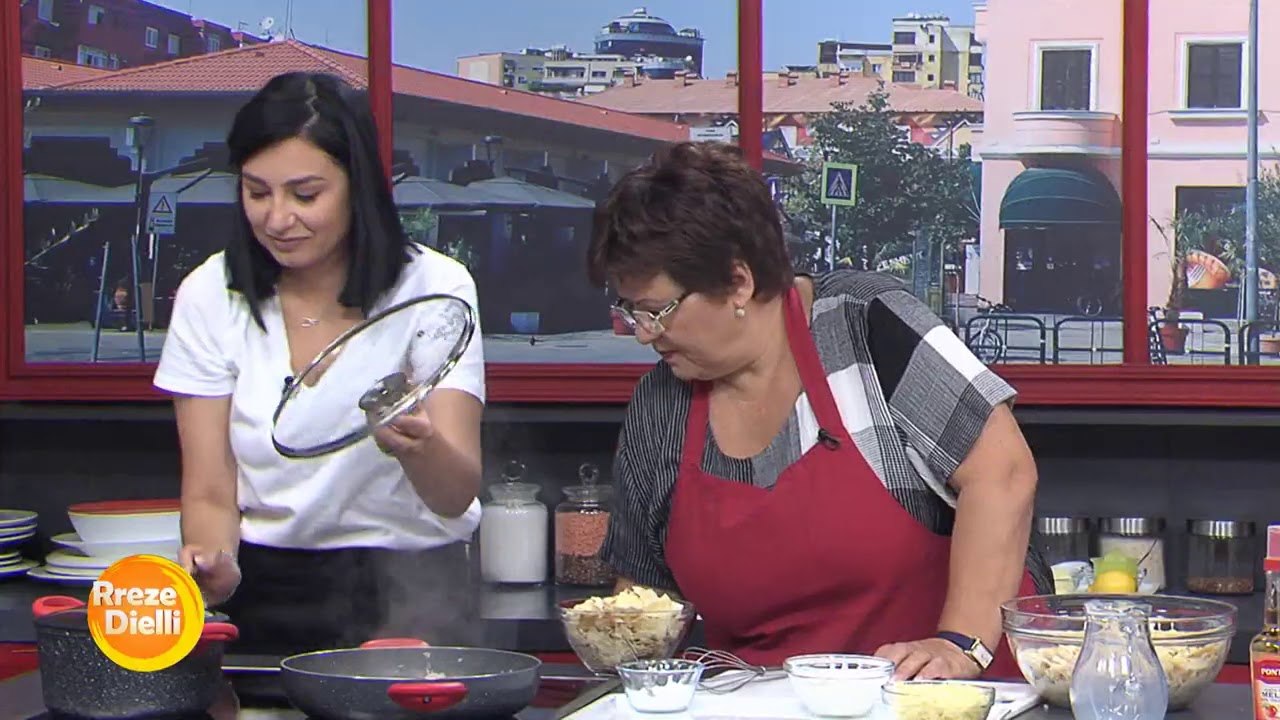 Byrek i thjeshtë me petë të pjekura dhe me mish nga zonja Vjollca
