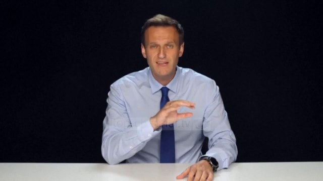 Top News - Helmimi i liderit opozitar rus, dy orët që i shpëtuan jetën