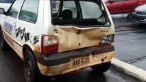 Fiat Uno é atingido na traseira por caminhão na Avenida Brasil