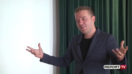 Drejtori i Arkivave Ardit Bido na tregon rëndësinë e 3 letrave drejtuar Ramiz Alisë që ekspozohen