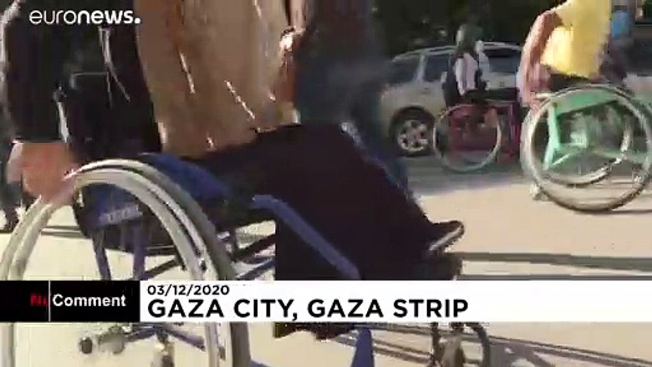 فلسطينيون من ذوي الاحتياجات الخاصة يشاركون في ماراثون على الكراسي المتحركة