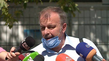 Babai i qeshur, vëllai i pashqetësuar/ Gjykata i lë në burg për ekzekutimin e 23-vjeçarjen