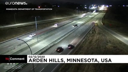 Avião aterra em autoestrada