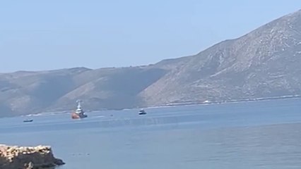 Ora News - Anija ushtarake frigorifer mbytet në brigjet e Vlorës