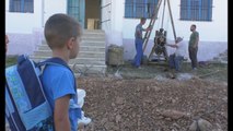 Ora News - Pogradec, shkolla pa ujë të pijshëm, besimtarët hapin pus