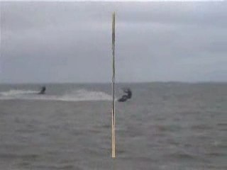 Crash on the beach kitesurf accident de fou !