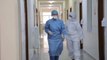 Top News - 300 mjekë e infermierë/ U infektuan në dy spitalet covid